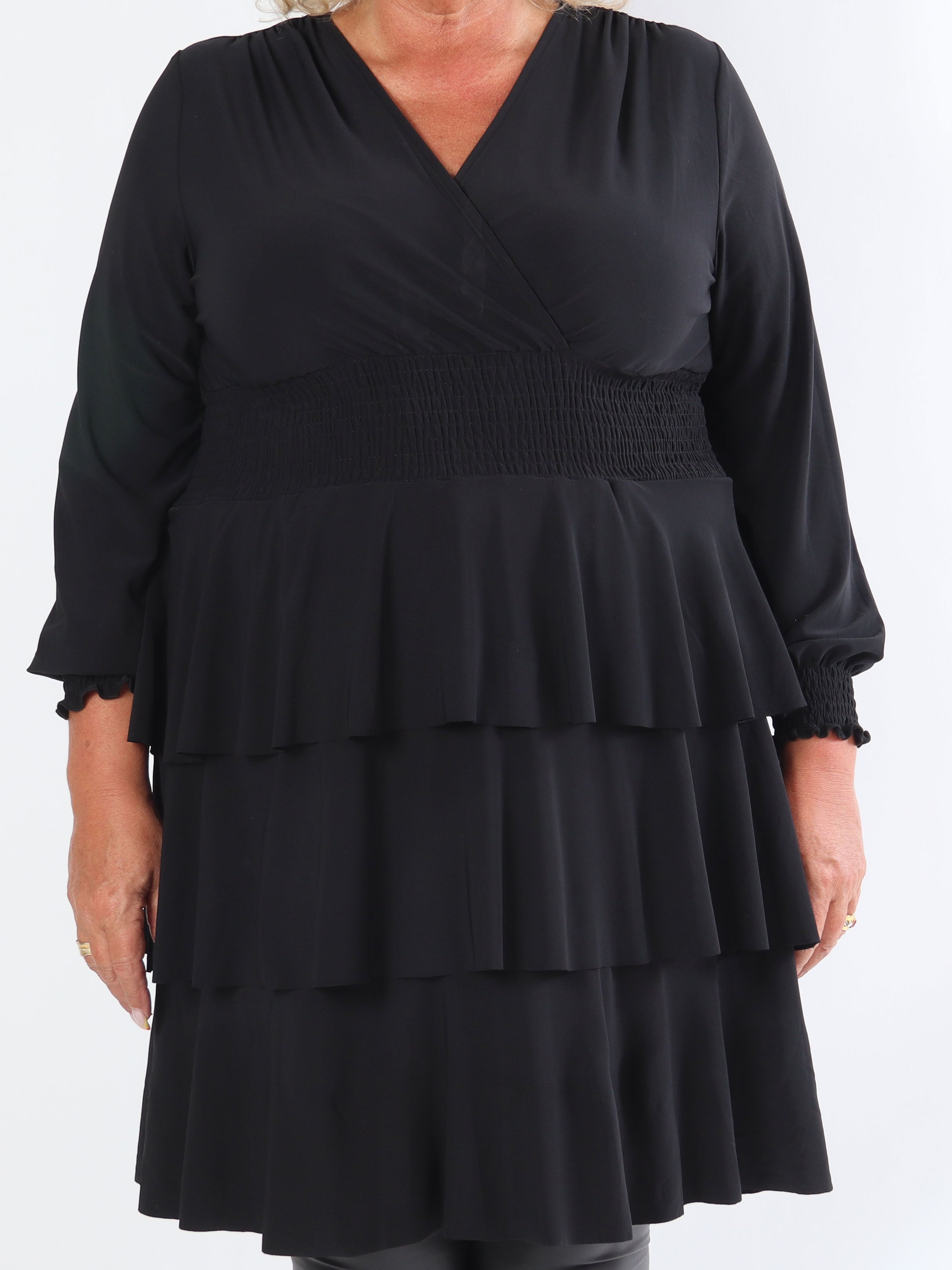 Pams Plain Frills - Söt stretchig plus size-klänning med volanger